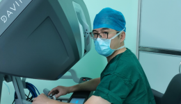 自治区南溪山医院成功施行首例单孔达芬奇机器人辅助右肺下叶袖式切除术