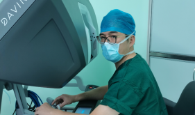 自治区南溪山医院成功施行首例单孔达芬奇机器人辅助右肺下叶袖式切除术