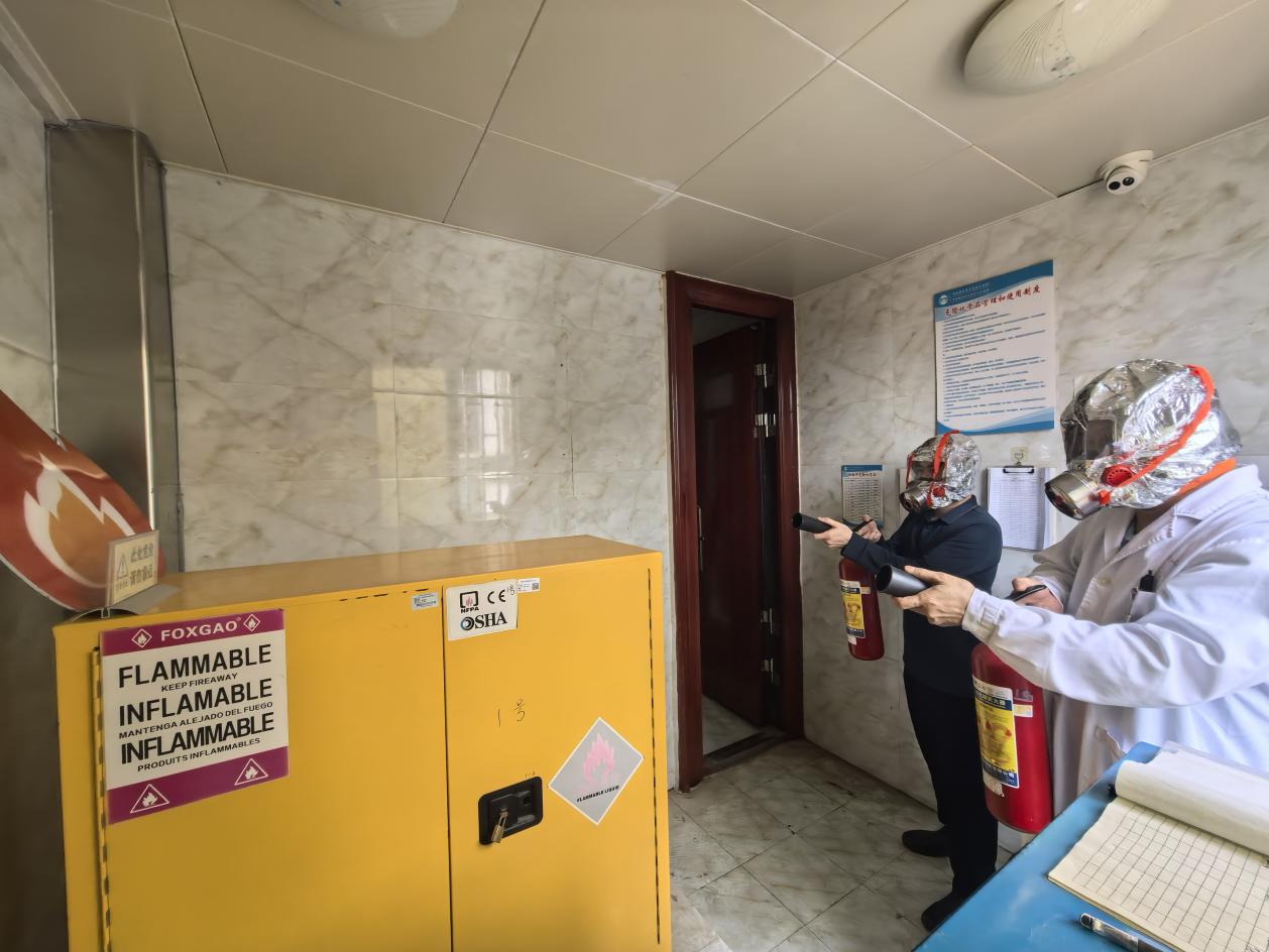 实验室人员灭火