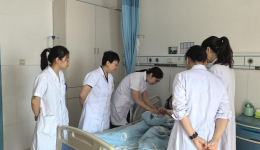 《传承红色基因，践行医者初心，凝聚奋进力量》