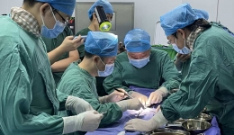 自治区南溪山医院血管外科突破技术难关：“体外开窗”+8枚支架为七旬老人拆除腹主动脉瘤“定时炸弹”